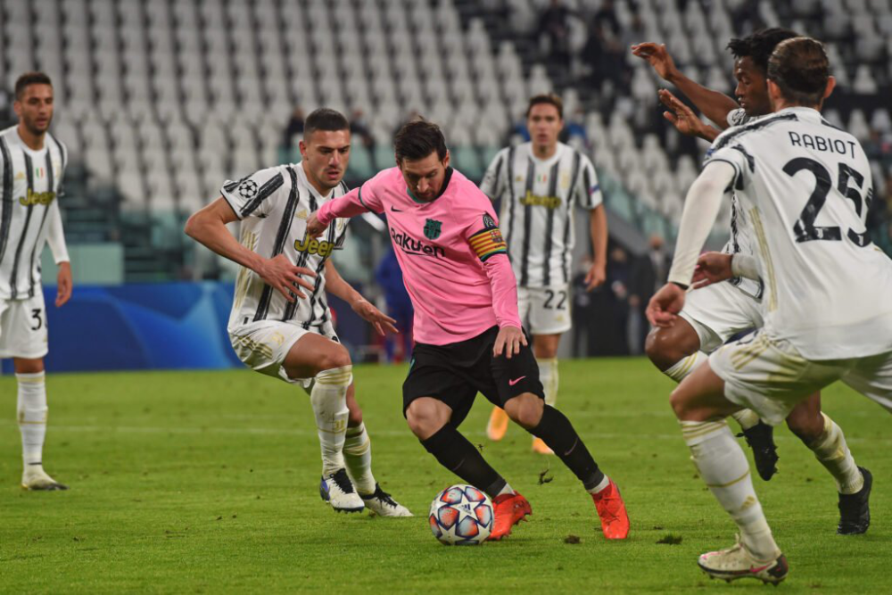  意甲赛场现巨型TIFO球迷热情助力主队  